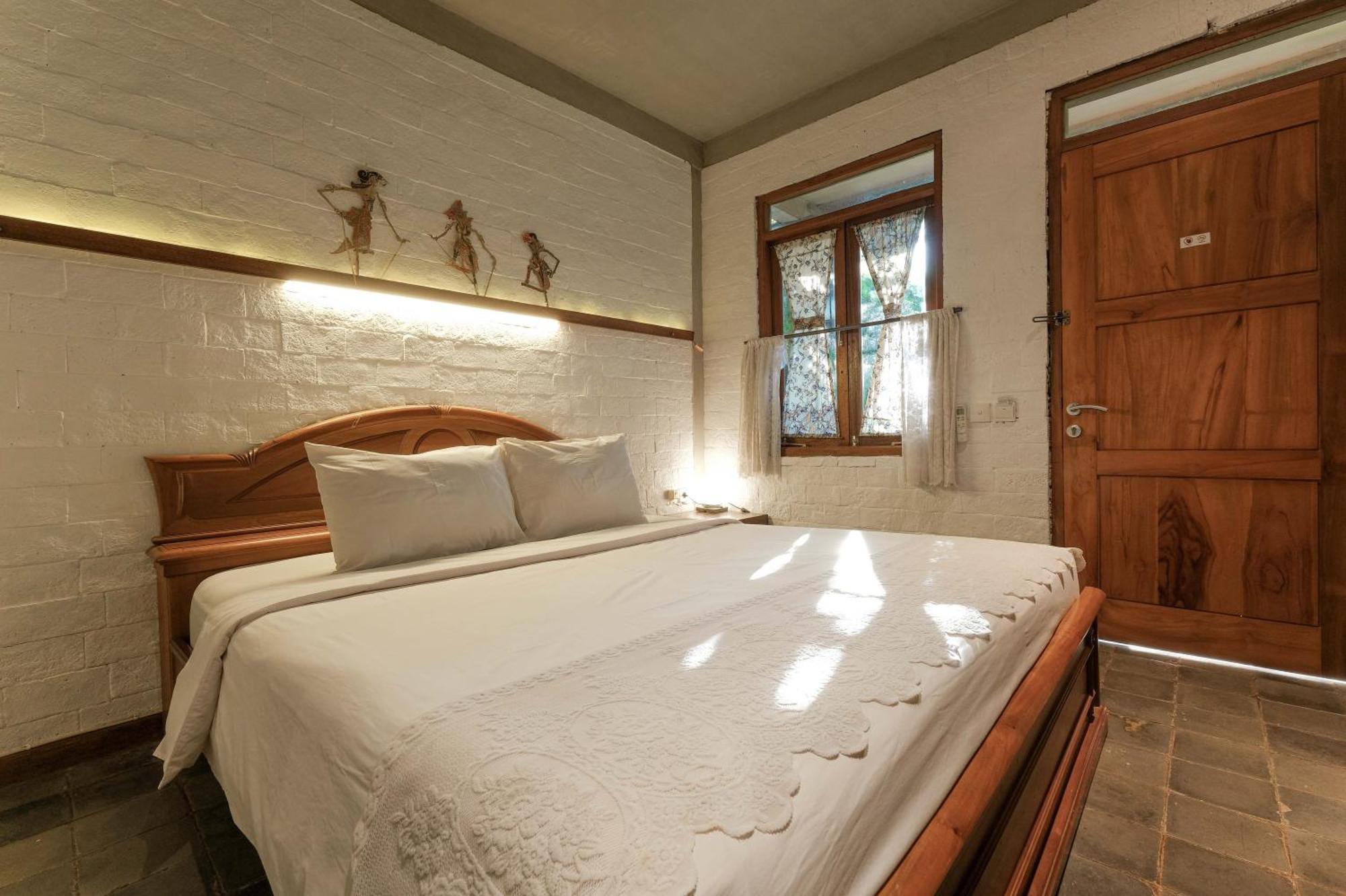 Bed and Breakfast Djajanti House Семаранг Экстерьер фото